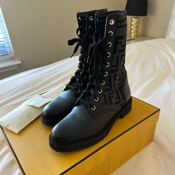 Fendi Rockoko
Black leather biker boots with stretch fabric size 36.5 - Picture 2 of 10